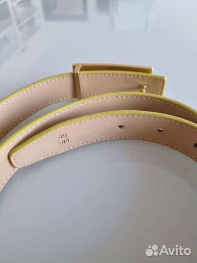 Желтый кожаный ремень с пряжкой с эмалью