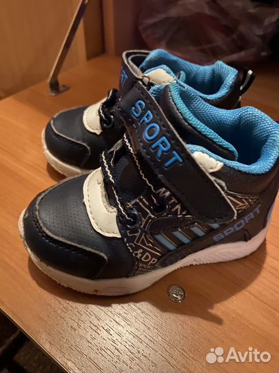 Сандалии и кроссовки на мальчика 21 размер