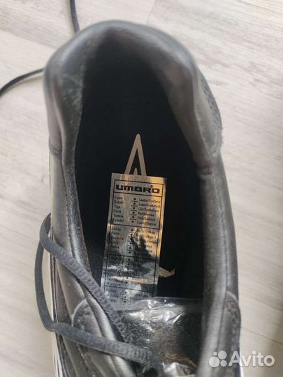 Футбольные бутсы umbro
