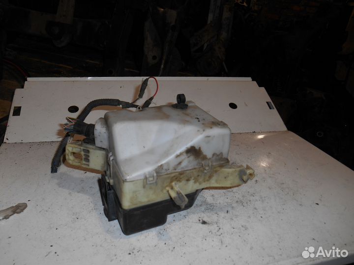 Блок предохранителей моторный Toyota Yaris