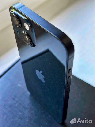 Телефон iPhone 13