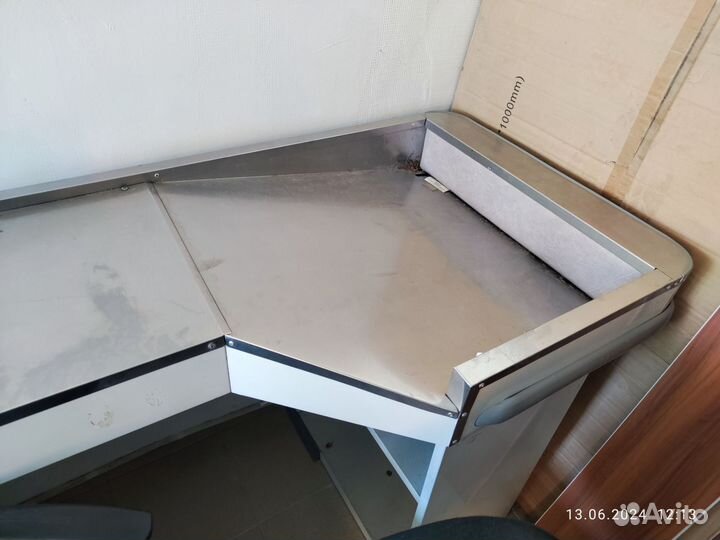 Стол кассовой зоны и витрины стеллажи