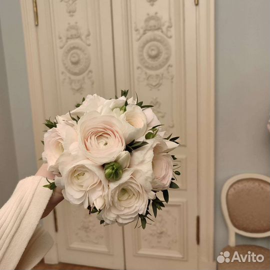 Свадебный букет из ранункулюсов и тюльпанов