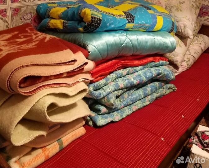 Одеяло шерстяное советское. Старая подушка. Куча белья. Куда сдать старые одеяла. Старые пуховые перины и подушки.