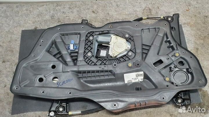 Стеклоподъемник правый Volkswagen Scirocco 137