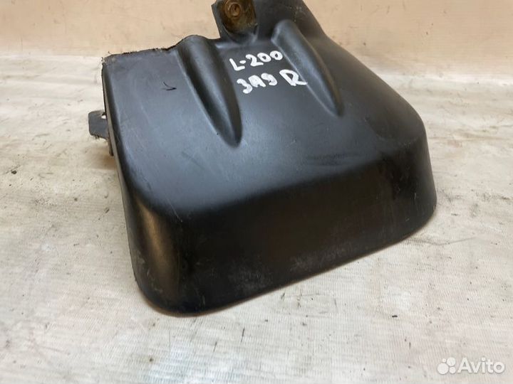 Брызговик задний правый Mitsubishi L200 KA4T 4D56