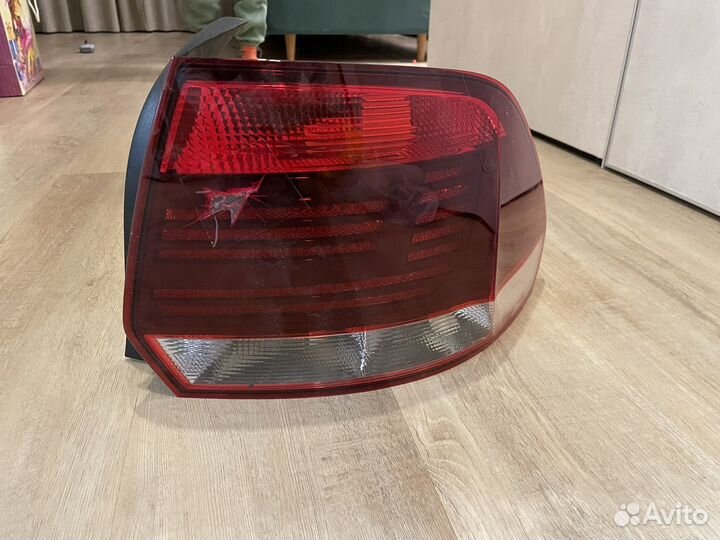 Фонарь задний правый поло седан. Стекло разбито