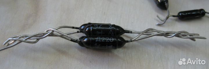 Диоды Д20, Д220, Д311 и т. п.; тиристоры, динистор