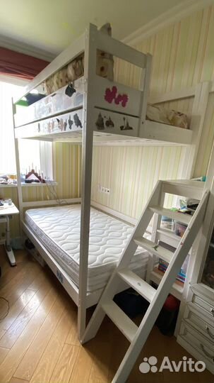 Двухъярусная кровать с матрасами
