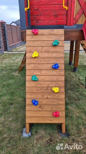 Домик детский на подиуме