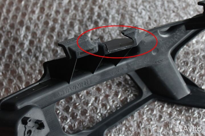 Кронштейн форсунки омывателя фар Laguna 3 (правый)