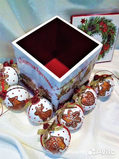Короб с елочными игрушками 