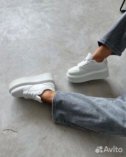 Кроссовки женские