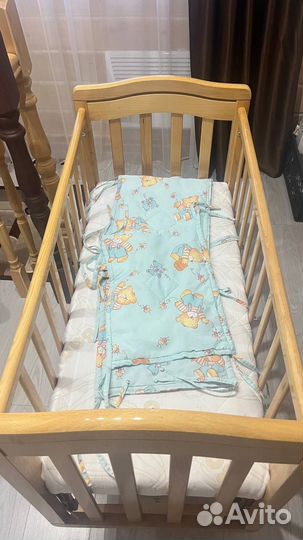 Детская кроватка с маятником