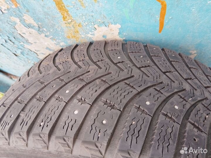 Michelin X-Ice North 4 215/55 R16