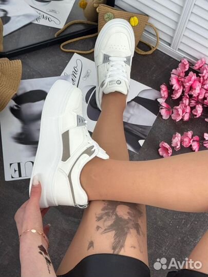Кроссовки женские