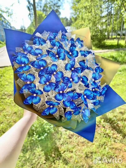 Букет из бабочек и ромашек