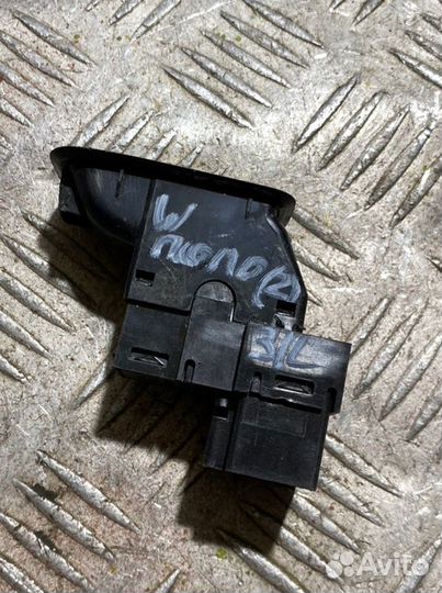 Кнопка стеклоподъемника задняя левая Volkswagen