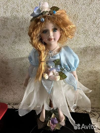 Кукла фарфоровая