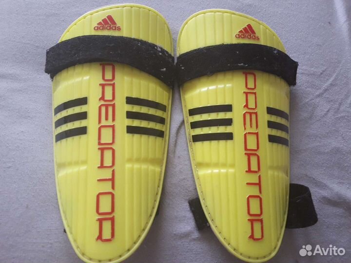 Футбольные щитки Adidas