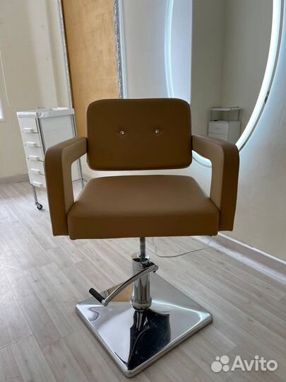 Парикмахерское кресло новое