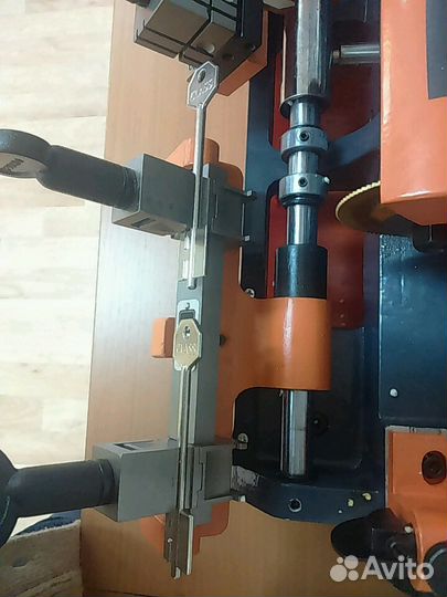 Станок для изготовления ключей Keyworld 100G1