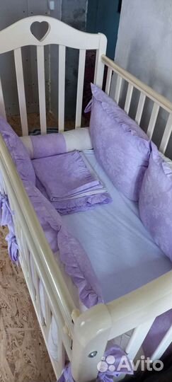 Детская кроватка с маятником