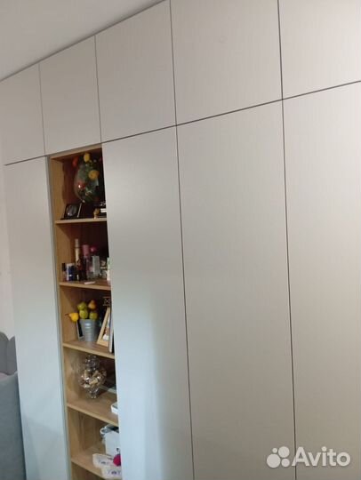 Шкаф распашной в прихожую на заказ