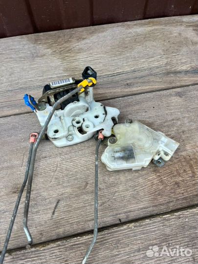 Замок двери передний левый Nissan Almera N16 1.5