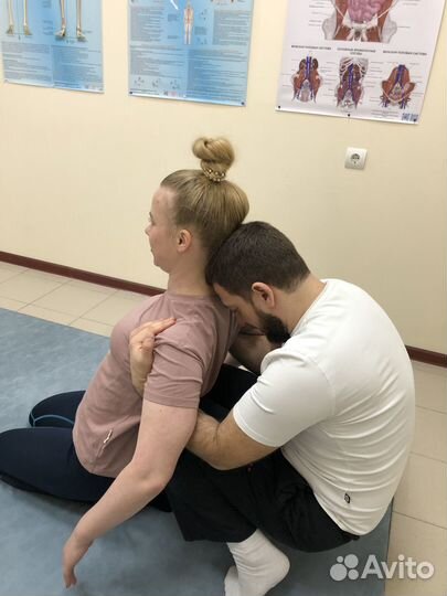 Массажист костоправ