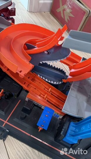 Hot wheels трек акула с лифтом