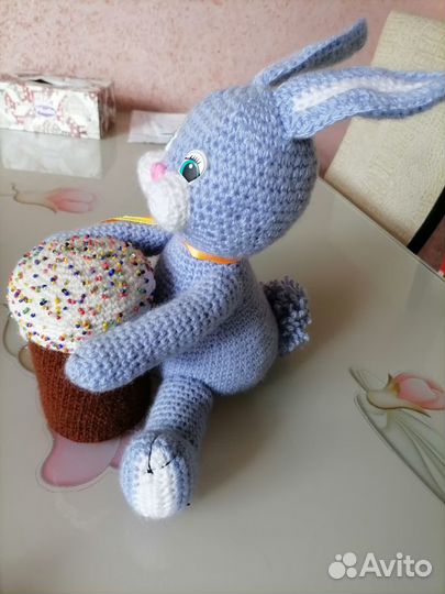 Заяц пасхальный вязаный