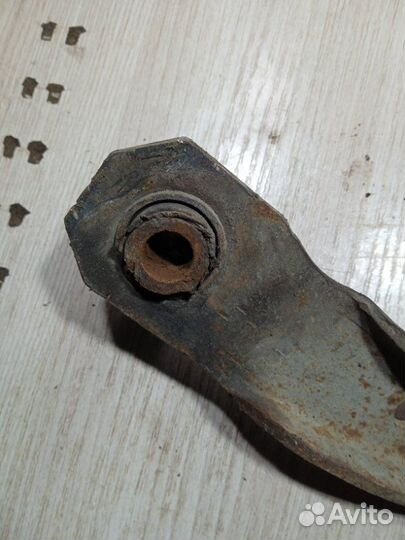 Кронштейн подрамника передний левый Renault Меган