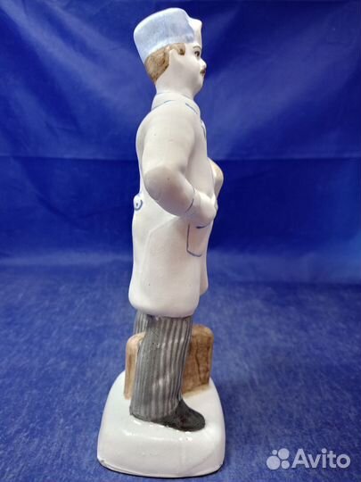 Фарфор статуэтка большая врач Отолоринголог лор