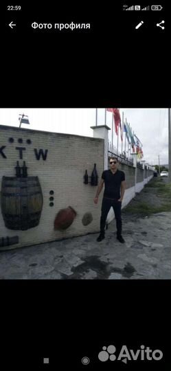 Водитель со своим легковым автомобилем