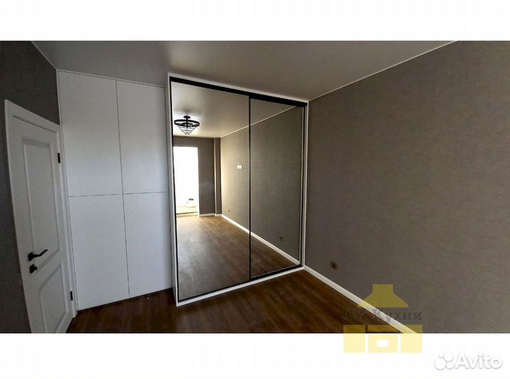 Узкий шкаф