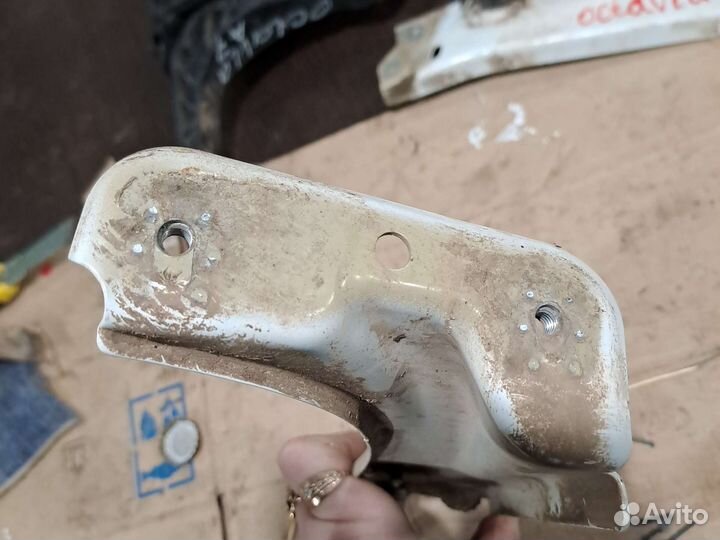 Кронштейн крыла передний правый левый Octavia A7