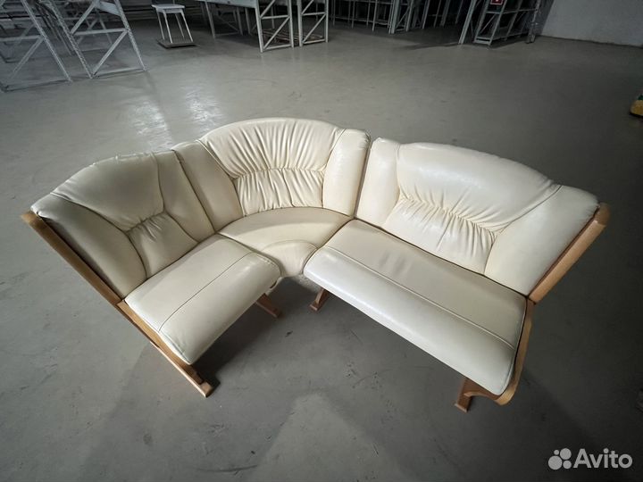 Кухонный уголок со столом и стульями