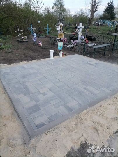 Благоустройство могил, укладка плитки