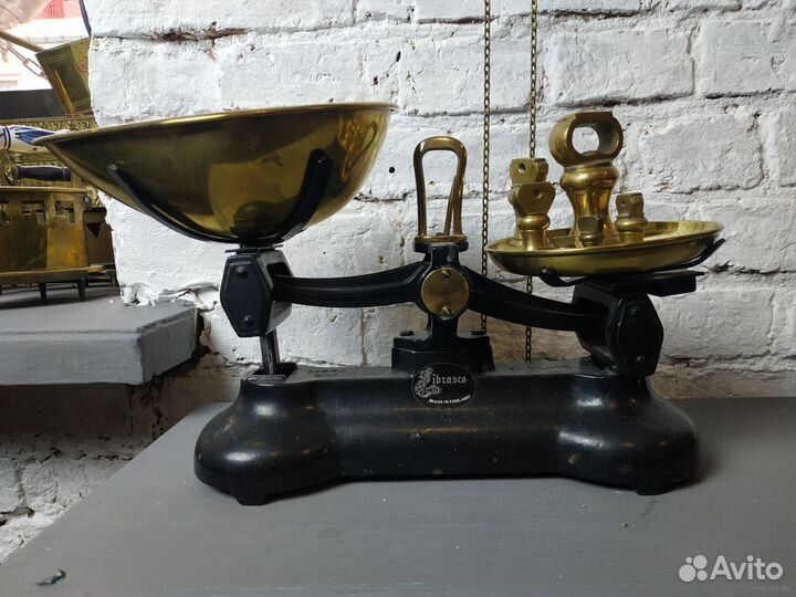 Винтажные кухонные весы, выполненные в ретро стиле