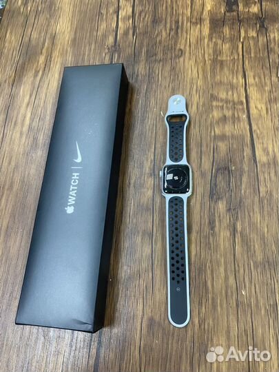 Часы apple watch se 40 mm nike