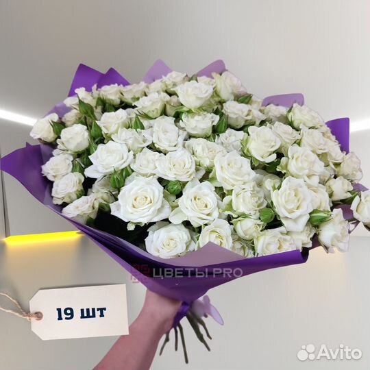 Букет белых кустовых роз 40 см 17 шт