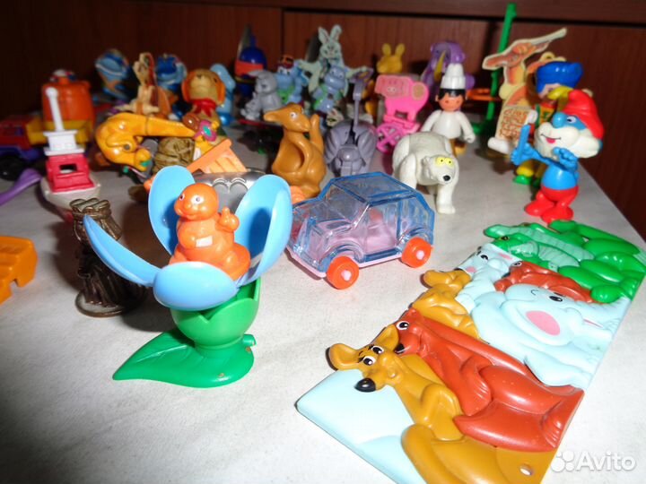 Старые игрушки из киндер-сюрпризов