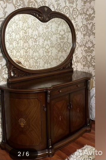 Горка и комод с зеркалом