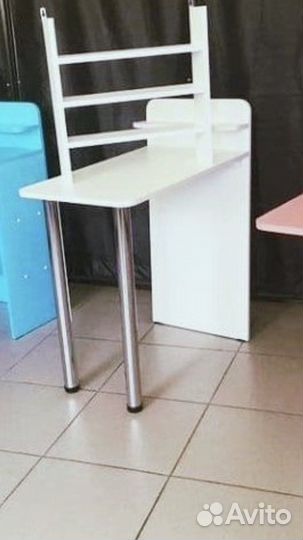 Маникюрный стол