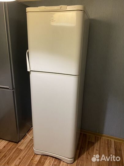 Холодильник бу indesit