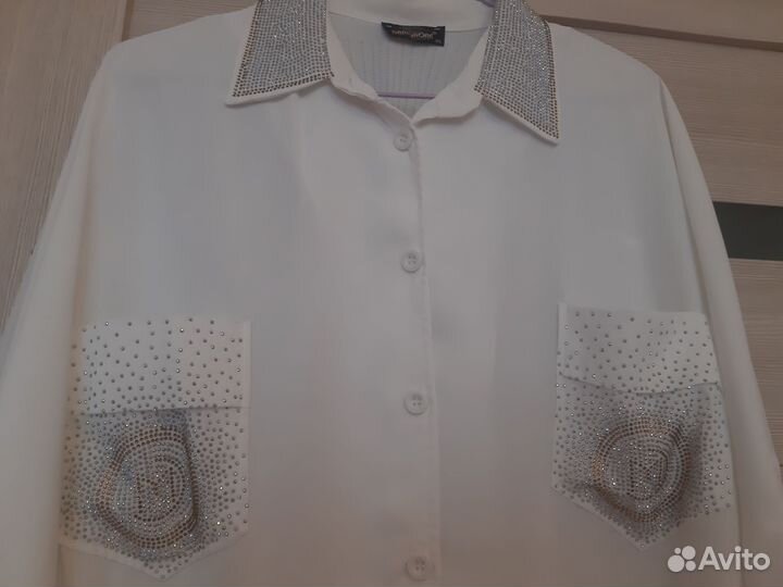 Новая шикарная белоснежная блузка со стразами