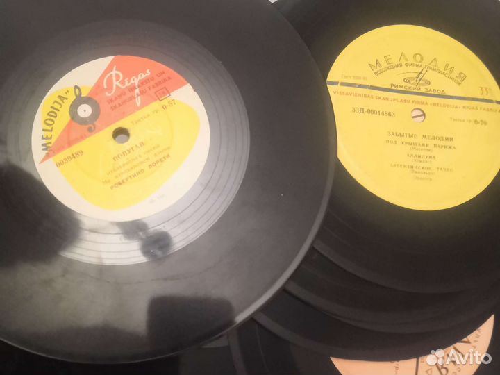 Пластинки от патефоных, до современных много