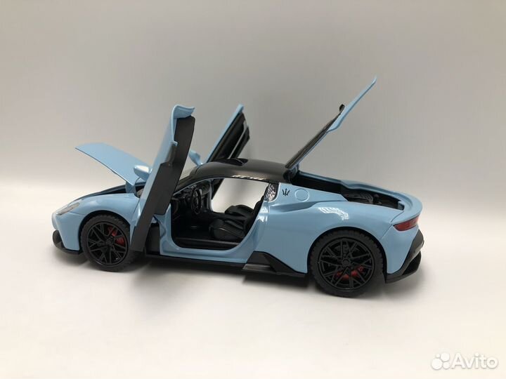 Модель автомобиля Maserati MC20 1:24 металл