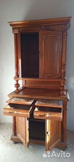 Старинный антикварный шкаф буфет